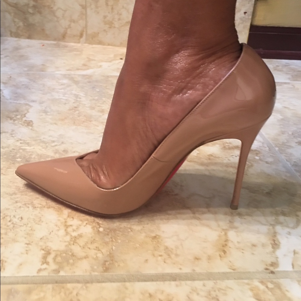 New Louboutin Completa 100 patent leather timeless nude pump, sexy cleav…